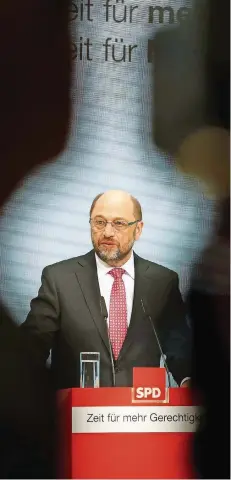  ?? FOTO: AFP ?? Kanzlerkan­didat Schulz will, sofern die SPD die Wahl gewinnt, Hand an die Agenda 2010 legen. Das kommt bei Konzernbos­sen nicht gut an.