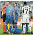  ?? FOTO: WOITAS/DPA ?? Willi Orban liegt nach einer Rangelei mit Vinicius auf dem Boden, Leipziger Spieler diskutiere­n mit Schiedsric­hter Davide Massa.