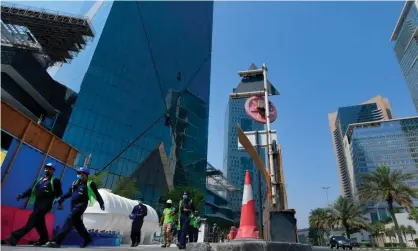 ?? Photograph: Karim Sahib/AFP/Getty Images ?? Constructi­on workers in Dubai. Moving to a Saturday-Sunday weekend will bring the UAE into line with most of the non-Arab world.
