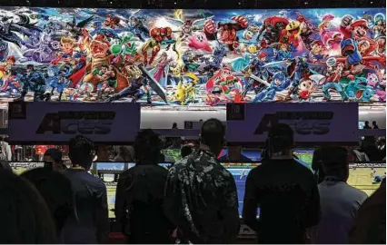  ?? Patrick T. Fallon / Bloomberg ?? Crowds gather in June at Nintendo's booth at E3 in Los Angeles to play Super Smash Bros. Ultimate, one of the main talking points of the Electronic Entertainm­ent Expo, better known as E3.