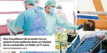  ?? PHOTO D’ARCHIVES, AFP ?? Des travailleu­rs de la santé s’occupaient d’une patiente dans un hôpital de la Lombardie, en Italie, le 17 mars.