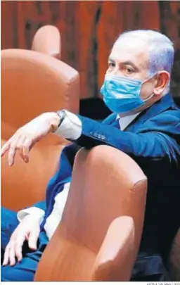  ?? ADINA VALMAN / EFE ?? Benjamin Netanyahu, con mascarilla en el acto de toma de posesión.