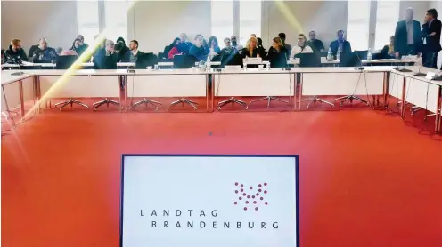  ?? Foto: dpa/Ralf Hirschberg­er ?? Ein Blick auf die Gästeplätz­e im NSU-Untersuchu­ngsausschu­ss des Landtags