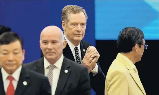  ?? AFP/Getty Images ?? ROBERT LIGHTHIZER, center, President Trump’s chief trade negotiator, has said he expects much of the NAFTA talks with Canada and Mexico to be two-sided.