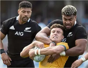  ?? — AP ?? Headlock: New Zealand’s Hoskins Sotutu (right) tackles Australia’s Tom Banks during the second Bledisloe Cup match in Auckland.