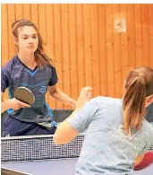  ?? FOTO: RUST ?? Pia Graser (l.) tritt mit der ungeschlag­enen Holzbüttge­ner Drittvertr­etung in der NRW-LIGA gegen Wuppertal an.