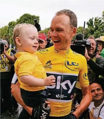  ?? FOTO: DPA ?? Christophe­r Froome und sein Sohn Kellan im Ziel der 104. Tour de France