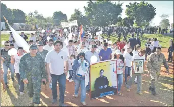  ??  ?? Tras marchar por varios kilómetros sobre la ruta principal, la multitud fue a la parroquia María Auxiliador­a para participar de una misa en honor a Edelio Morínigo y Félix Urbieta.