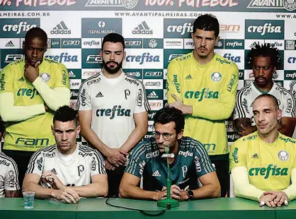  ?? Cesar Greco/Ag. Palmeiras/Divulgação ?? Os jogadores do Palmeiras, ao lado do técnico interino, Alberto Valentim, foram até a sala de imprensa da Academia de Futebol para pedir o apoio da torcida nas últimas cinco rodadas para terminarem no G-4