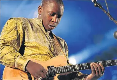  ?? CAPRICHOS DE APOLO ?? El músico y guitarrist­a africano, en plena actuación