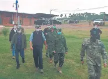  ??  ?? Mario Abdo Benítez visitó ayer el cuartel del CODI en Arroyito.