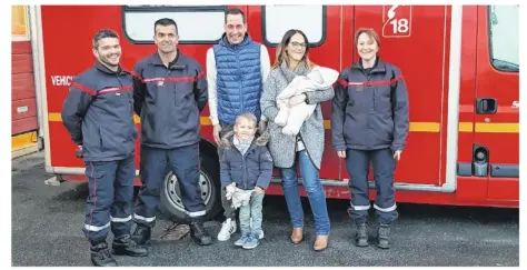  ??  ?? L’adjudant Nicolas Bertho, le sergent-chef Stéphane Juhel et le sapeur-pompier de 1re classe Lydia Jauny entourent la famille d’eythan : ses parents Sébastien Logodin et Élodie Leray et son grand-frère Thelio, 3 ans et demi