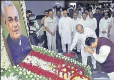  ??  ?? Gujarat chief minister Vijay Rupani pays tribute to former prime minister Atal Bihari Vajpayee at an all party condolence meeting organized, in Ahmedabad on Tuesday.