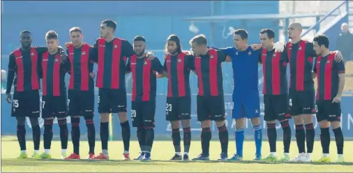  ??  ?? JUNTOS. La plantilla del Reus se plantó en el primer minuto del partido ante el Alcorcón para denunciar los impagos.