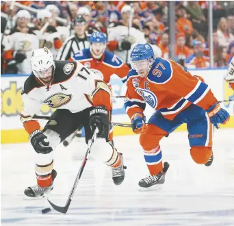  ??  ?? Ryan Kesler, des Ducks d’Anaheim, tente de semer en échappée le rapide Connor McDavid, des Oilers d’Edmonton, mercredi. - La Presse canadienne: Jeff McIntosh