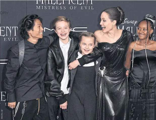  ??  ?? Angelina Jolie with her children, from left, Maddox, Shiloh, Vivienne, Zahara and Knox.