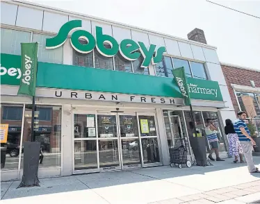  ?? BERNARD WEIL TORONTO STAR FILE PHOTO ?? Canadians go through hundreds of millions of single-use plastic bags at grocery stores each year and chains are facing increasing pressure from eco-conscious consumers to do more to eliminate their plastic-centric packaging.