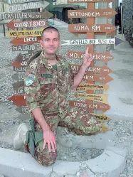  ??  ?? La vittima
Il capitano Marco Callegaro, 37 anni, fu trovato senza vita il 25 luglio del 2010 a Kabul, in Afghanista­n