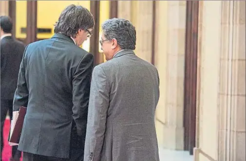  ?? MARC ARIAS ?? El presidente de la Generalita­t, Carles Puigdemont, y el delegado del Gobierno, Enric Millo, en el Parlament