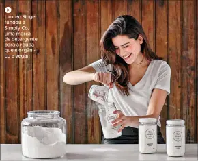  ??  ?? Lauren Singer fundou a Simply Co, uma marca de detergente para a roupa que é orgânico e vegan
