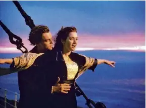  ??  ?? La scène culte de « Titanic » de James Cameron (1997) est un trucage : les doubles informatiq­ues de Leonardo DiCaprio et de Kate Winslet ont été incrustés sur une maquette de bateau.