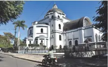  ??  ?? El lugar donde se realizan las misas será desinfecta­do luego de cada actividad. La liturgia seguirá a puertas cerradas.