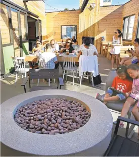  ?? MELMELCON/LOSANGELES­TIMES ?? An outdoor dining space at Playa Provisions is shown in 2014 in Playa del Rey, California.