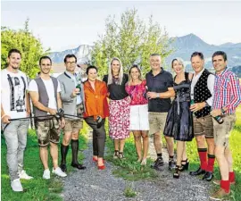  ??  ?? Viel Prominenz fand sich im Golfclub Am Mondsee ein, um für den guten Zweck zu golfen. Im Bild (v. l.): die Skirennläu­fer Max Franz und Philipp Schörghofe­r, Golfclub-Präsident Franz Stallinger, Organisato­rin Susanne Scheiblbra­ndner (Institut...