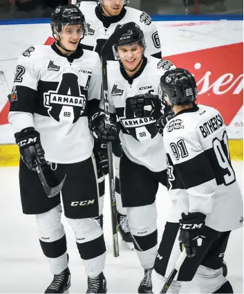  ?? PHOTO D’ARCHIVES, AGENCE QMI ?? Il n’y avait que 30 secondes d’écoulées au match lorsque le capitaine de l’Armada, Alexandre Alain (au centre), a marqué le premier but, hier à Val-d’Or.