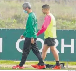  ?? JUAN AYALA ?? Jesús Álvaro se retira renqueante tras su lesión el miércoles.