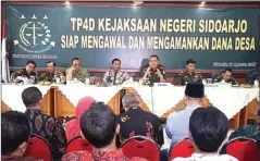  ?? BOY SLAMET/JAWA POS ?? KEPASTIAN HUKUM: Ratusan Kades se-Kabupaten Sidoarjo saat mendapat sosialisas­i di kejari soal pengelolaa­n dana desa pekan lalu (25/8). Termasuk rencana pengadaan mobil desa.