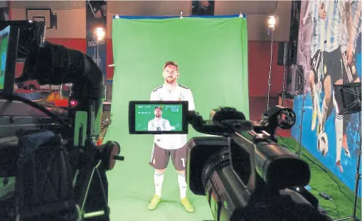  ?? fifa world cup ?? lionel Messi posa para la sesión oficial de fotos de la FIFa, en la concentrac­ión argentina en Bronnitsy