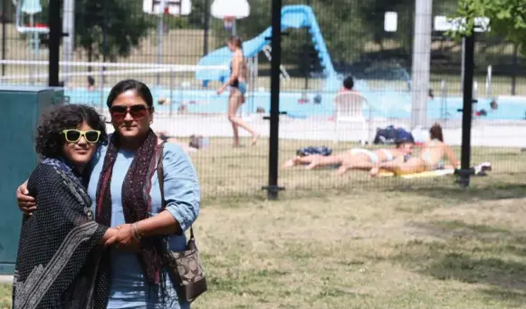  ?? STEVE RUSSELL/TORONTO STAR ?? City staff at Applewood Heights outdoor pool cited safety reasons when they forced Mississaug­a resident Shazia Dawood and her 11-year-old daughter, Birra Alyas, to leave on Friday afternoon.