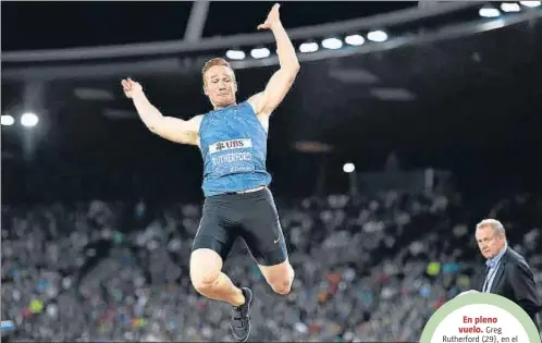  ?? MICHAEL BUHOLZER / AFP ?? En pleno
vuelo. Greg Rutherford (29), en el aire durante la reunión de Zurich de la Diamond League, en septiembre de la temporada
pasada