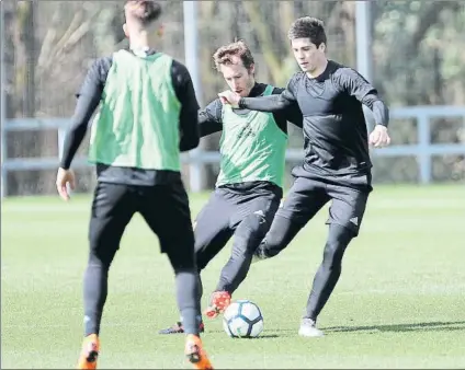  ?? FOTO: UNCITI ?? Igor Zubeldia disputa un balón con Zurutuza en el entrenamie­nto de ayer en el Z2 de Zubieta