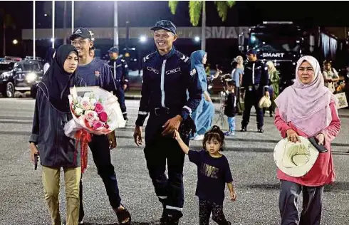  ?? ?? ANGGOTA pasukan MAS-01 disambut ahli keluarga pada Majlis Menyambut Kepulangan Pasukan MAS-01 Smart, Nadma Operasi MyTeam Relief ke Gempa Bumi Myanmar di Markas Pasukan Penyelamat Khas Malaysia (Smart), Pulau Meranti, Puchong.