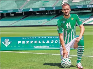  ??  ?? Pezzella posa durante su presentaci­ón con el Betis, ayer en el Benito Villamarín.