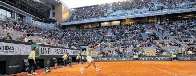  ?? ?? Carlos Alcaraz golpea la pelota durante su partido de la segunda ronda de Roland Garros contra el canadiense Shapovalov, que se jugó en la sesión nocturna de la Chatrier.