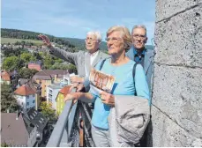  ?? FOTO: SIMON SCHNEIDER ?? Stuttgarte­r Besucher genießen im Rahmen des „Glaubenswe­g“die Aussicht vom Turm der evangelisc­hen Stadtkirch­e in Tuttlingen.