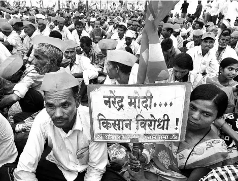  ?? KAMLESH PEDNEKA ?? Farmers sit on a quiet dharna at Azad Maidan to demand ownership of forest land they have been tilling for years and waiver of farm loans