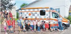  ?? FOTO: GRUNDSCHUL­E DÜRMENTING­EN ?? Kreisausbi­ldungsleit­er Manfred Rommel (rechts) besuchte mit dem Rettungswa­gen die Kinder aus der „Erste-Hilfe-AG“, die an diesem Tag von Lehrerin Rita Dittrich (zweite Reihe, Dritte von links) betreut wurden.