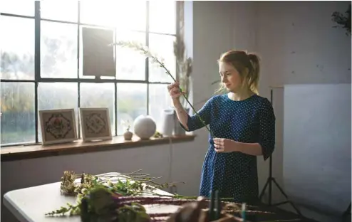  ?? CATHERINE LEGAULT LE DEVOIR ?? Julie Richer a lancé au début de l’année 2017 Oursin fleurs, une entreprise qui livre des bouquets de fleurs locales et de saison, en limitant ses pertes et l’impact sur l’environnem­ent.