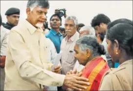  ?? HT PHOTOI ?? Chief minister N Chandrabab­u Naidu consoles a woman at the Krishna river on Monday.