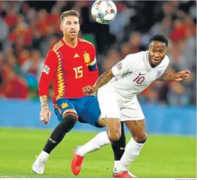  ?? ANTONIO PIZARRO ?? El capitán de la selección, Sergio Ramos, presiona al inglés Sterling mientras éste cabecea el balón.