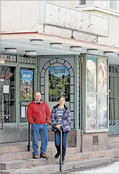  ?? Foto: KristoFFer Åberg ?? FIN START. Sini Hakkaraine­n och Tomi Nordström tog över verksamhet­en på Kino Marilyn i april. Lovisaborn­a har tackat dem genom att gå på bio oftare än tidigare.