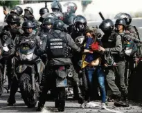  ?? Carlos Garcia Rawlins/Reuters ?? Guarda Nacional Bolivarian­a reprime protesto contra o governo Nicolás Maduro, na tarde de ontem