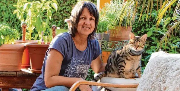  ?? Foto: Philipp Schröders ?? Birgit Zielauf vom Verein „Weil Tiere lieber leben“in Kissing mit ihrer Katze Captain Hook.