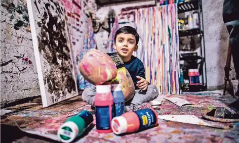  ?? FOTOS: ANNE ORTHEN ?? Mikail Akar (5) in seinem Atelier, das sich im Keller seines Elternhaus­es befindet.