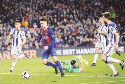  ??  ?? Denis Suárez logró un doblete que emocionó al Camp Nou, en encuentro en que el Barcelona se clasificó para las semifinale­s de la Copa del Rey del futbol español al golear 5-2 a la Real Sociedad en un encuentro con poca emoción, pero rico en jugadas...