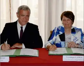 ??  ?? Gérard Spinelli et Véronique Langa ont signé, hier, la convention qui vise à faire participer les enfants exclus du collège à des actions de responsabi­lisation.